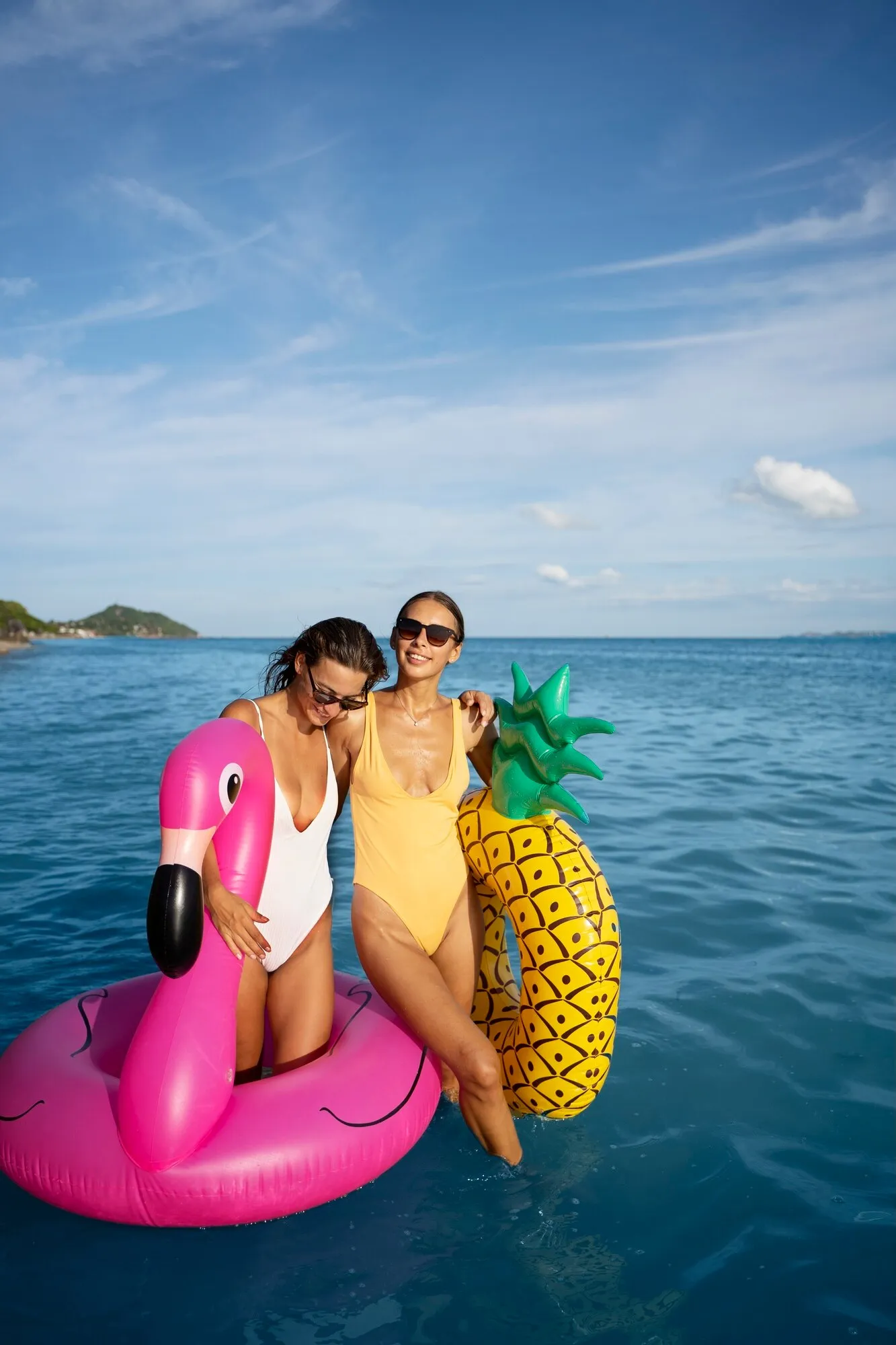 imgi_11_front-view-smiley-friends-with-floaters_23-2149552232